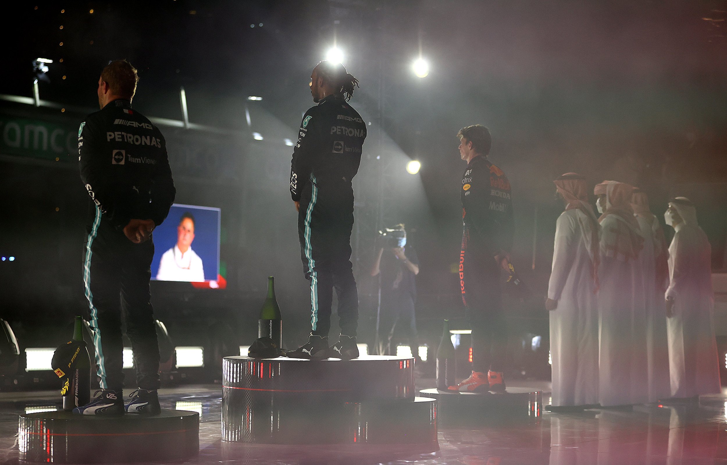 Lewis Hamilton empató a Max Verstappen en Arabia Saudita, el campeonato de pilotos se decidirá en Abu Dhabi; Checo Pérez no terminó la carrera